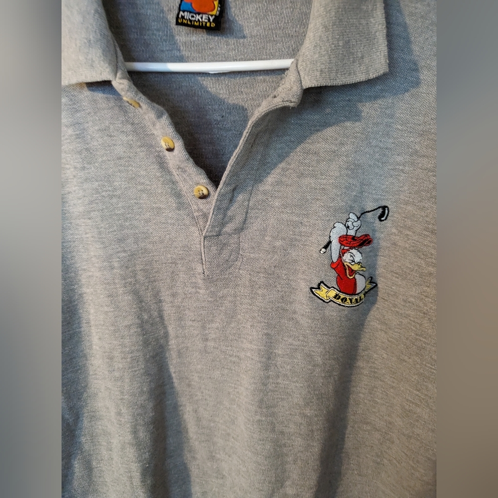 Disney Unlimited Mens Sz Medium Embroidered Donald Duck Golfing Polo Shirt Gray
